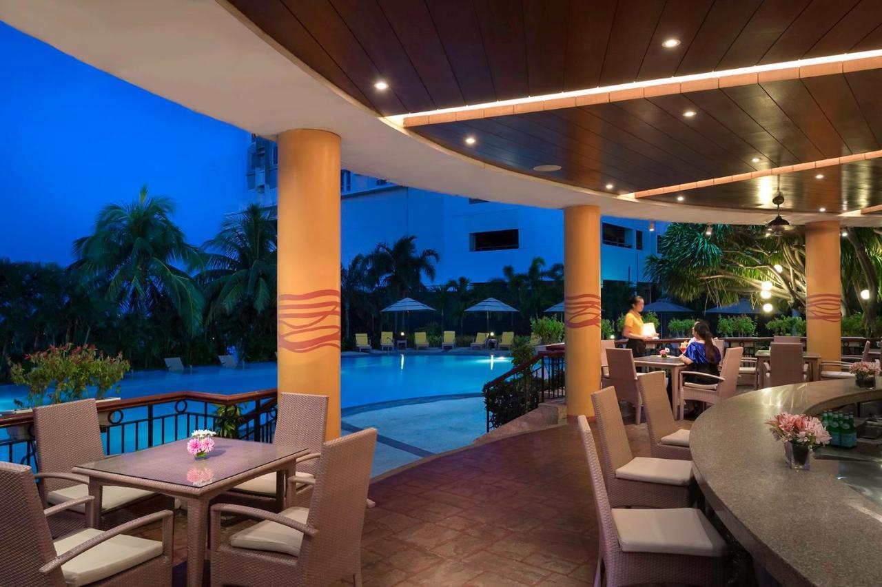 Marco Polo Plaza Cebu Hotel Bagian luar foto The poolside bar at the hotel