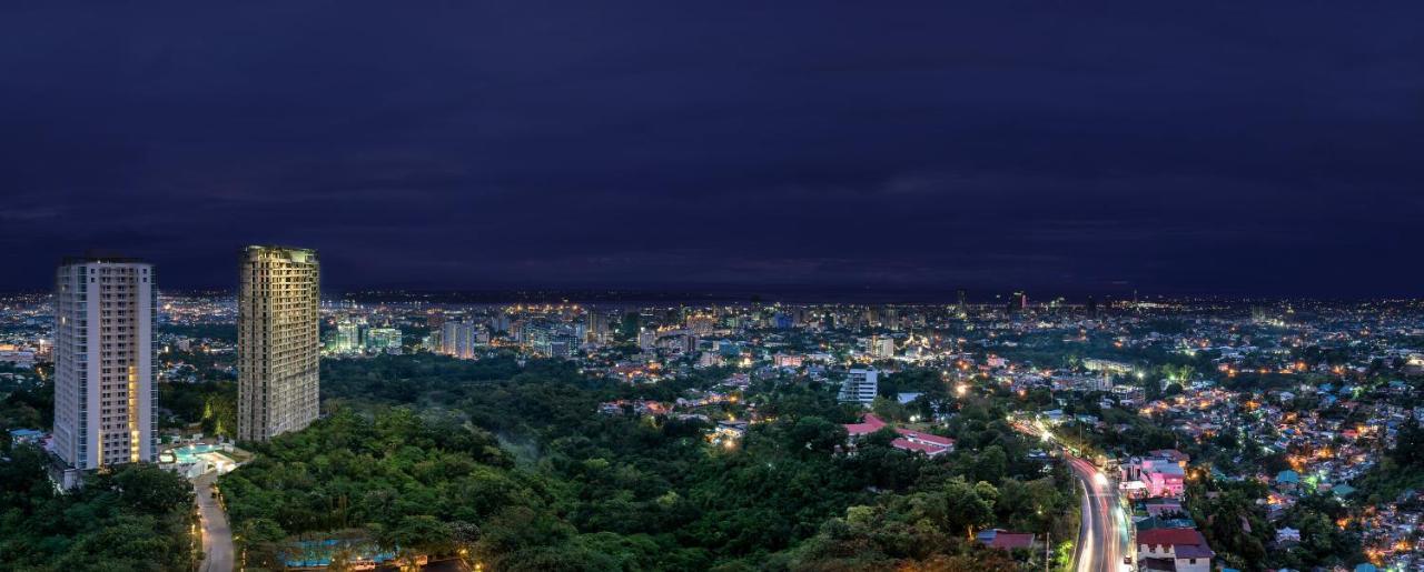 Marco Polo Plaza Cebu Hotel Bagian luar foto View of the city at night