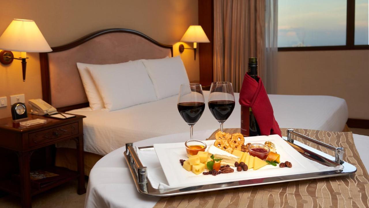 Marco Polo Plaza Cebu Hotel Bagian luar foto Room service