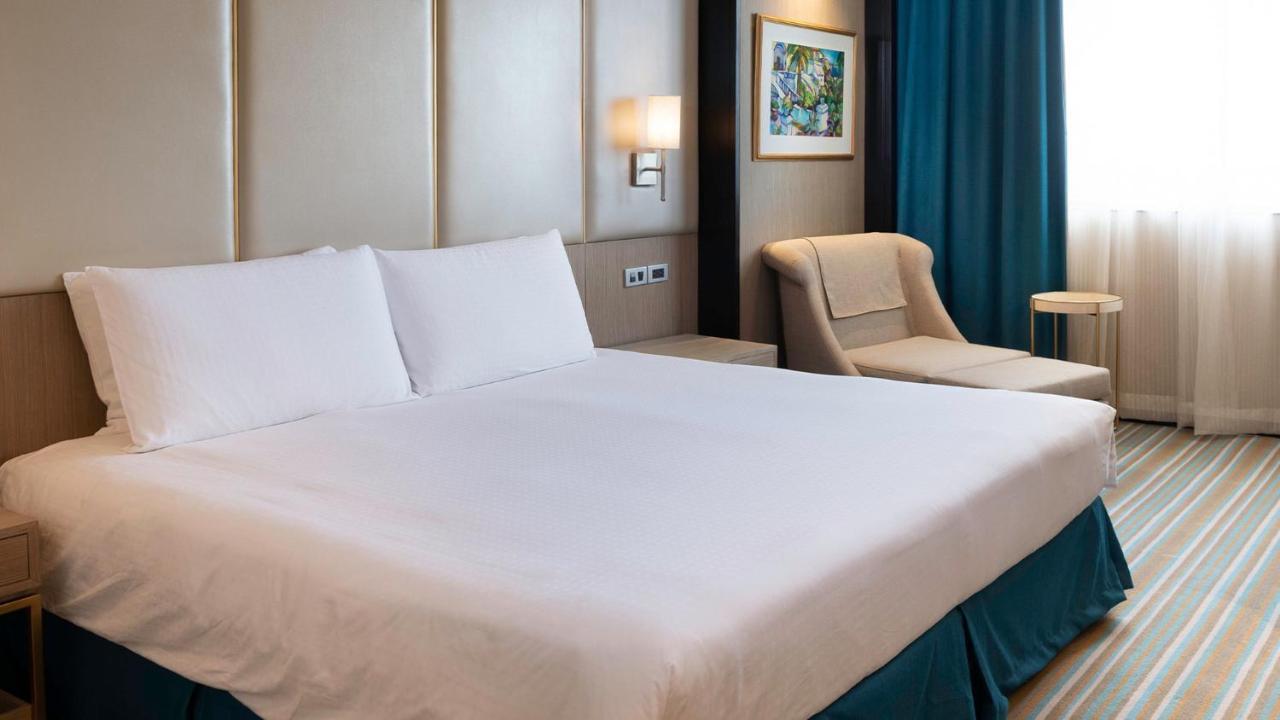 Marco Polo Plaza Cebu Hotel Bagian luar foto A bed with a bed skirt