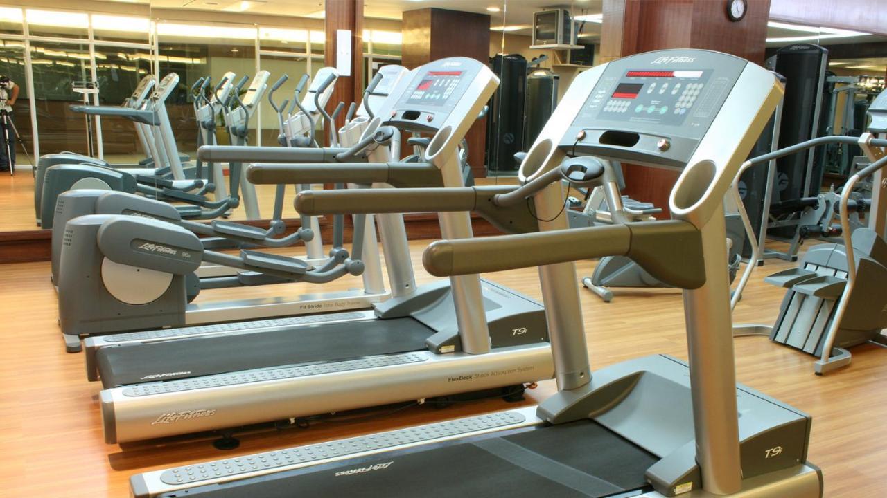 Marco Polo Plaza Cebu Hotel Bagian luar foto Treadmills in a gym