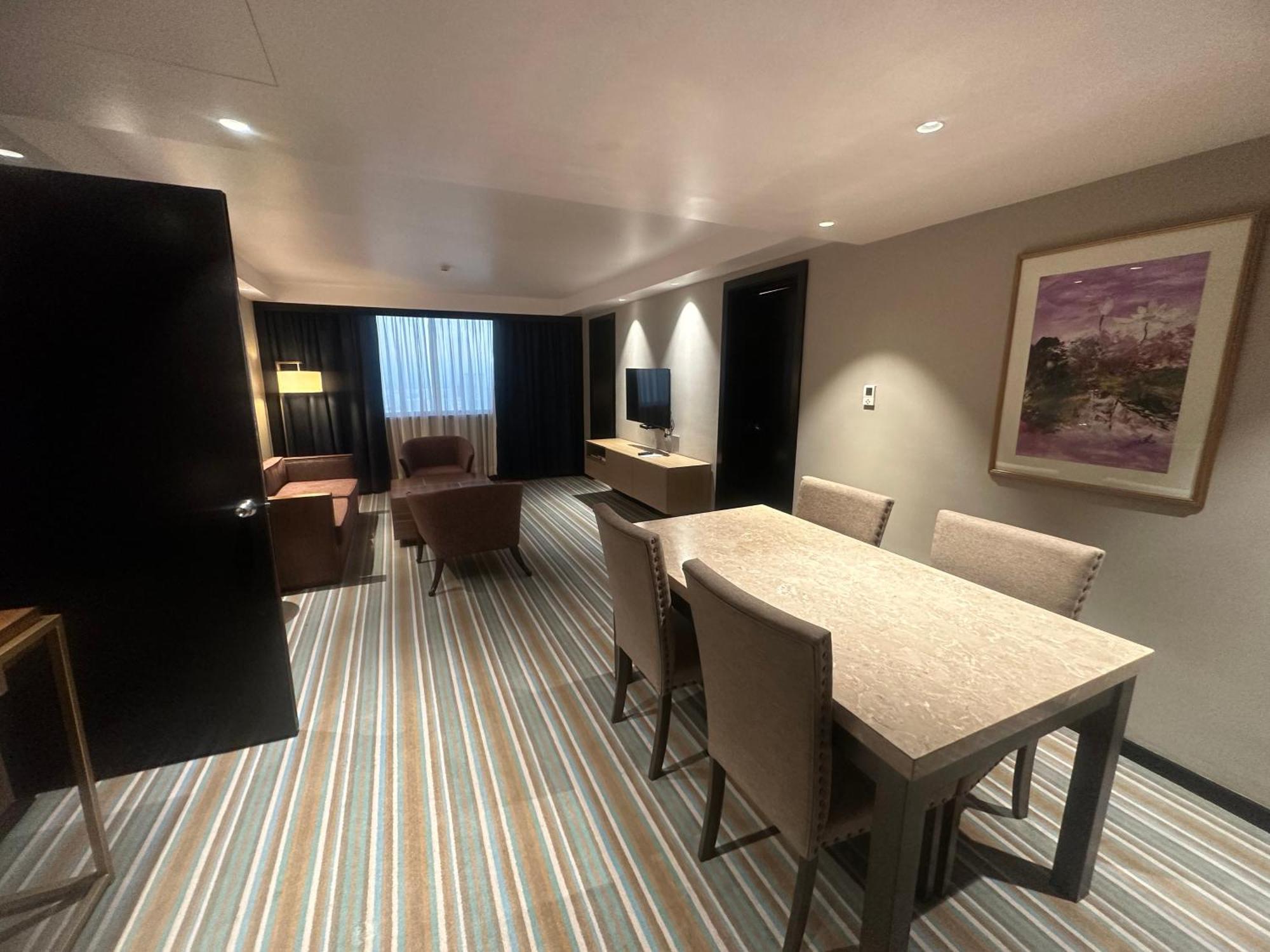 Marco Polo Plaza Cebu Hotel Bagian luar foto A suite at the hotel