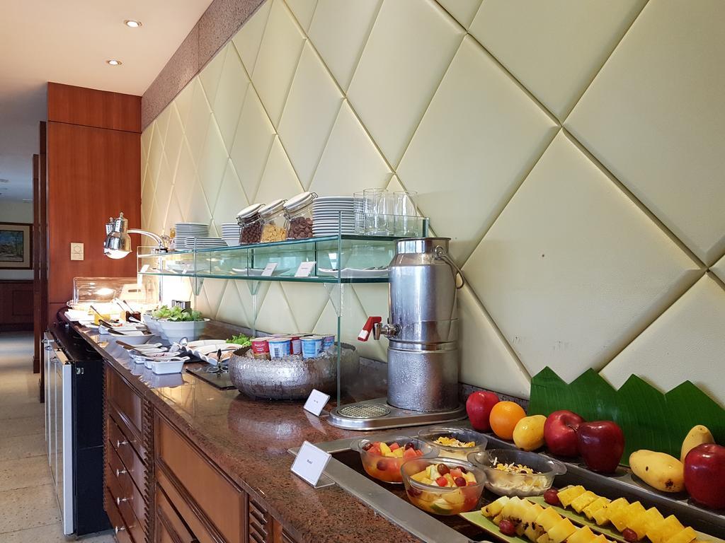 Marco Polo Plaza Cebu Hotel Bagian luar foto A buffet at a hotel