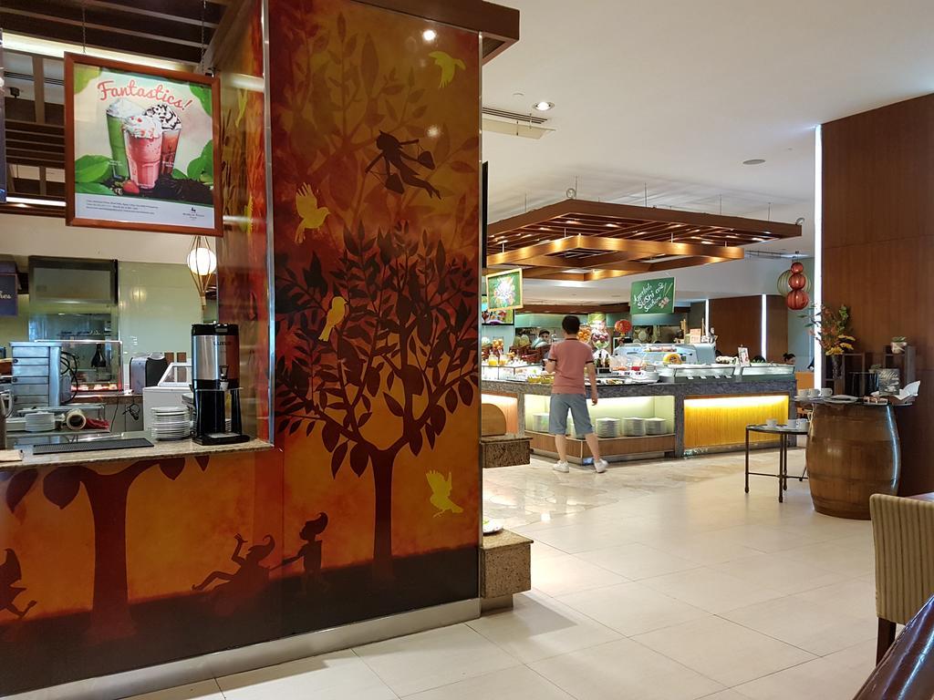 Marco Polo Plaza Cebu Hotel Bagian luar foto The Coffee Bean & Tea Leaf in the lobby of the Royal Plaza Hotel, Bangkok, Thailand