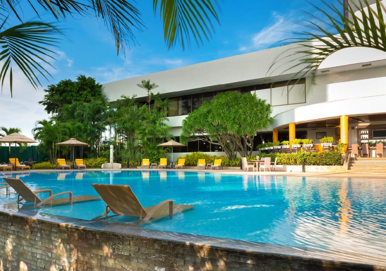 Marco Polo Plaza Cebu Hotel Bagian luar foto The pool at the hotel