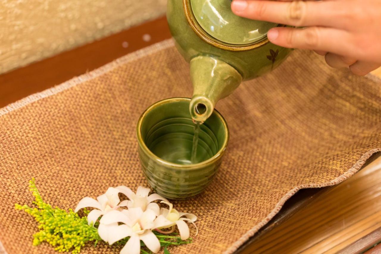 Marco Polo Plaza Cebu Hotel Bagian luar foto A kyusu being used to serve Japanese tea