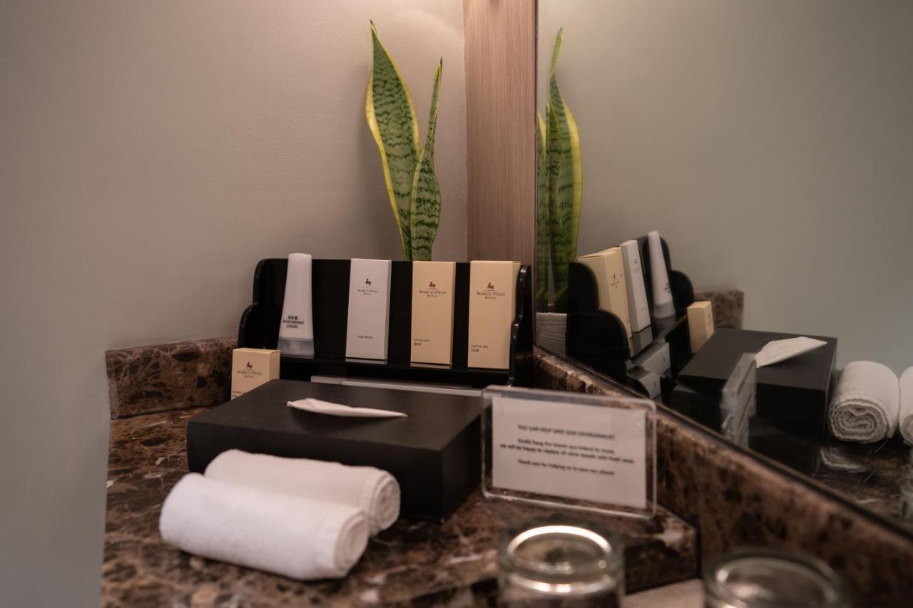 Marco Polo Plaza Cebu Hotel Bagian luar foto Amenities in a hotel bathroom