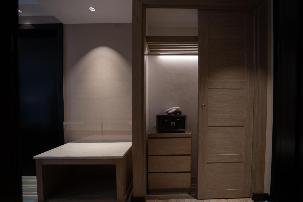 Marco Polo Plaza Cebu Hotel Bagian luar foto A safe in a hotel room
